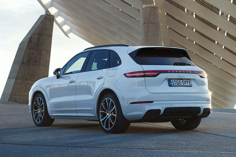 ボディサイズは4918×1983×1696mm（全長×全幅×全高）で、ホイールベースは2895mm