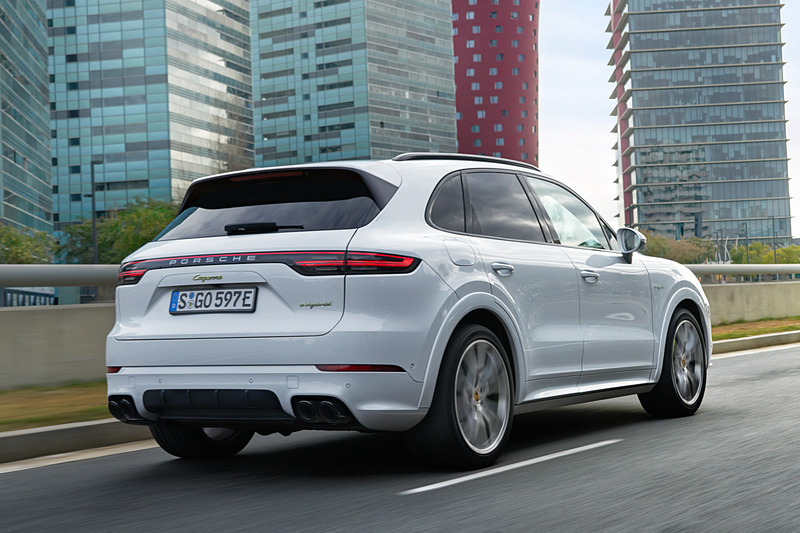 ラゲッジスペース下に容量14.1kWhのプリズムリチウムバッテリーを搭載し、モーターのみで最長44kmの航続距離を実現する