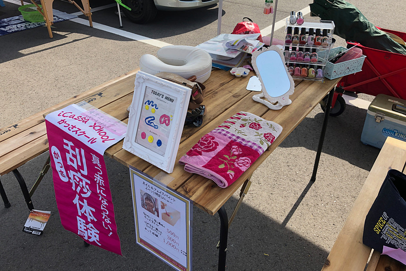 Car Cafe内の「かっさ体験/ネイル＆ボディペイント」ブース。私は以前からかっさに興味津々だったので、さっそく体験！　牛の骨を使ったかっさプレートなどいろんな道具で、頭や首、肩甲骨や腕などを撫でるようにしてくれるのですが、たった10分で肩こりがラクになり、顔のむくみもとれてビックリ。これはまた近々、みっちりやってもらいたいです～。連休でお疲れの方、おすすめですよ