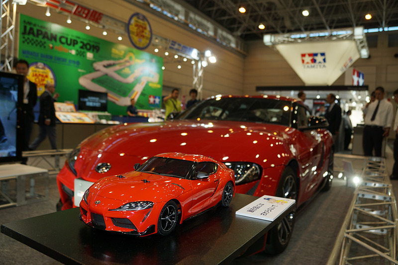 新型「スープラ」の実車とともにRCカーを展示