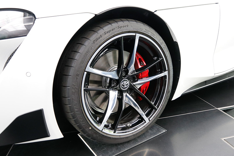 タイヤはミシュラン パイロット スーパー スポーツが装着される