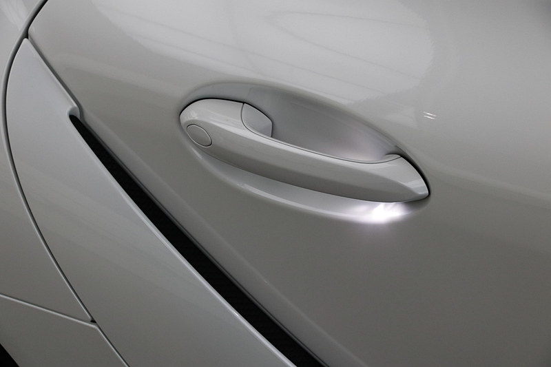 ドアのアウターハンドルには照明が内蔵される