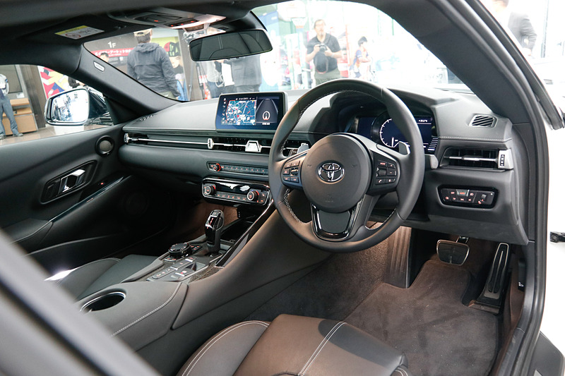 インテリア。8速ATでシフト・バイ・ワイヤ式のシフトレバーやパドルシフトも見受けられる