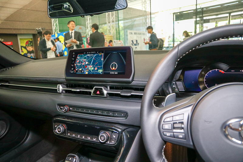 インテリア。8速ATでシフト・バイ・ワイヤ式のシフトレバーやパドルシフトも見受けられる