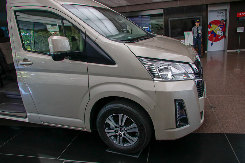 国内仕様とは異なるボンネットのあるスタイル