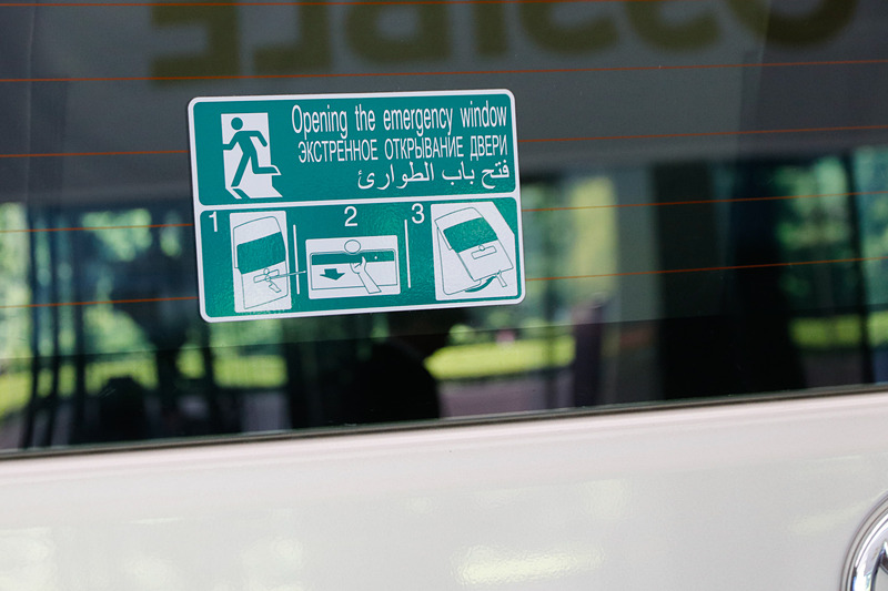 リアゲートに非常時のドアの開け方が記されている