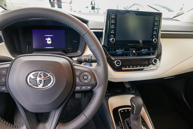 メーター内とセンターコンソール部に2つのディスプレイを持つ