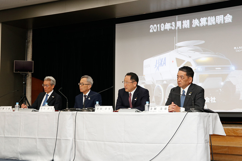 質疑応答には4名が登壇。写真左からトヨタ自動車　執行役員 白柳正義氏、副社長 小林耕士氏、社長 豊田章男氏、副社長 寺師茂樹氏