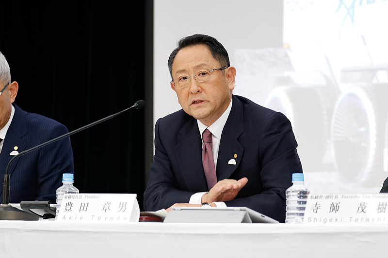 記者からの質問に答える豊田章男社長