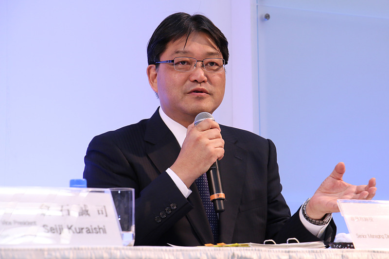 質疑応答で回答する竹内氏