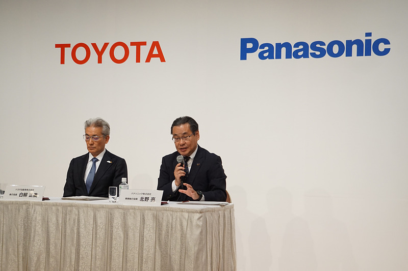 新しい合弁会社設立に向けた会見を行なうトヨタ自動車株式会社 執行役員 白柳正義氏（左）パナソニック株式会社 専務執行役員 北野亮氏（右）