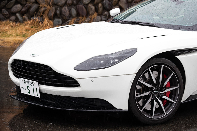 V8エンジン搭載モデルでは20インチアロイホイール、ダーク・ヘッドランプ・ベゼル、2つのボンネット・ベント（V12エンジン搭載モデルでは4つ）が専用アイテムとなる