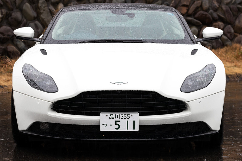 V8エンジン搭載モデルでは20インチアロイホイール、ダーク・ヘッドランプ・ベゼル、2つのボンネット・ベント（V12エンジン搭載モデルでは4つ）が専用アイテムとなる