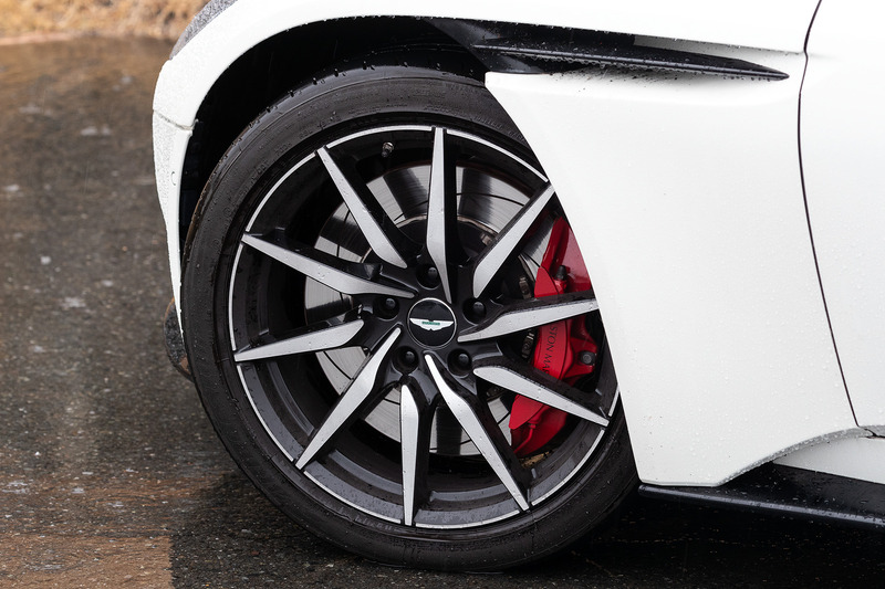 V8エンジン搭載モデルでは20インチアロイホイール、ダーク・ヘッドランプ・ベゼル、2つのボンネット・ベント（V12エンジン搭載モデルでは4つ）が専用アイテムとなる