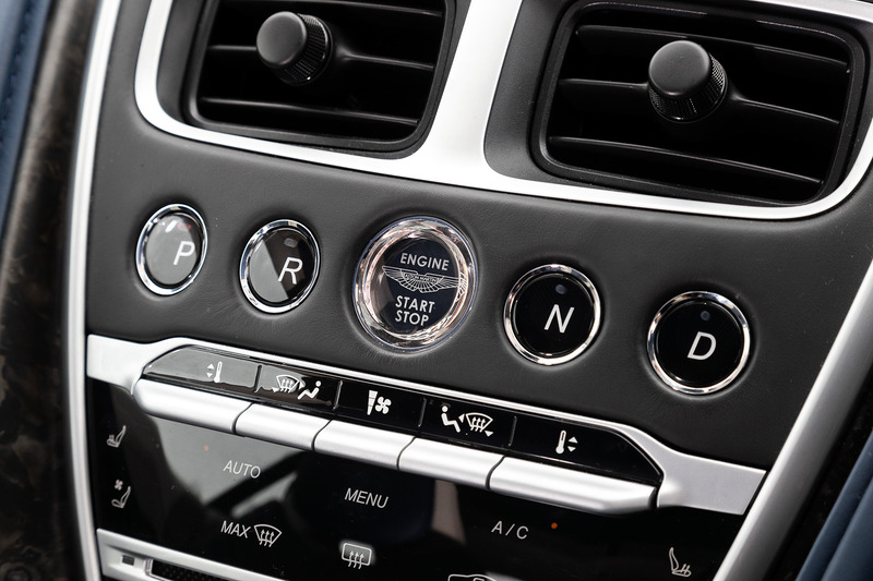 ベージュとブルーカラーをうまくコンビネーションさせた上質なインテリア。なお、メーターなどを含めてインテリアにおけるV12エンジン搭載モデルとの違いはないとのこと