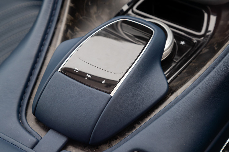 ベージュとブルーカラーをうまくコンビネーションさせた上質なインテリア。なお、メーターなどを含めてインテリアにおけるV12エンジン搭載モデルとの違いはないとのこと