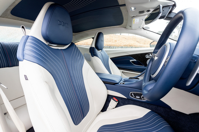 ベージュとブルーカラーをうまくコンビネーションさせた上質なインテリア。なお、メーターなどを含めてインテリアにおけるV12エンジン搭載モデルとの違いはないとのこと