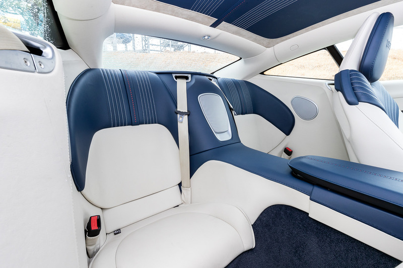 ベージュとブルーカラーをうまくコンビネーションさせた上質なインテリア。なお、メーターなどを含めてインテリアにおけるV12エンジン搭載モデルとの違いはないとのこと