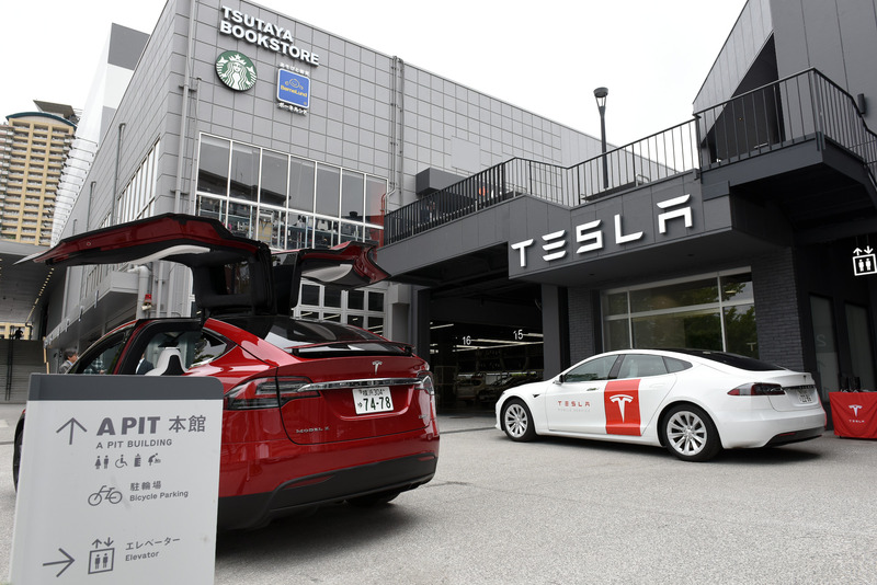 「A PIT AUTOBACS SHINONOME」に隣接するテスラサービスセンター東京ベイ。取材当日は入り口付近に「モデルX」と修理対応を行なう「モデルS」のサービスカーも展示