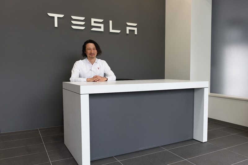 「A PIT AUTOBACS SHINONOME」に隣接するテスラサービスセンター東京ベイ。取材当日は入り口付近に「モデルX」と修理対応を行なう「モデルS」のサービスカーも展示