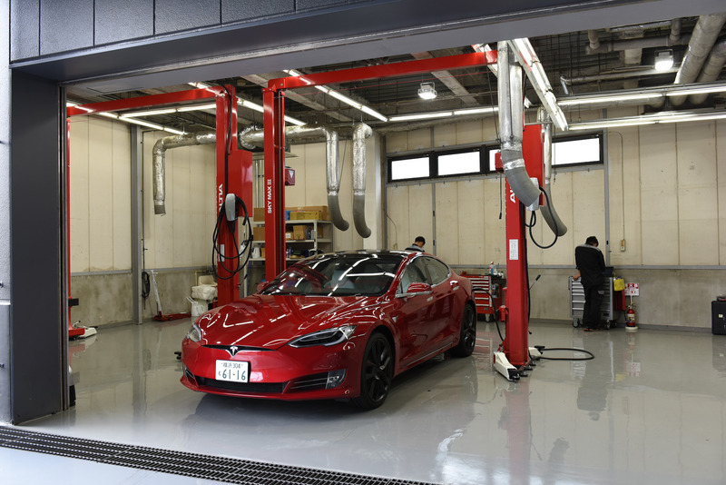 テスラ専用のピット内。バッテリーやモーターの交換といった軽整備に対応