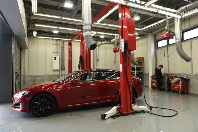 テスラ専用のピット内。バッテリーやモーターの交換といった軽整備に対応