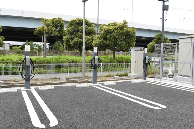 ピット脇には3基の普通充電設備を用意。このほか今夏に超急速充電器「テスラスーパーチャージャー」が複数台設置される予定