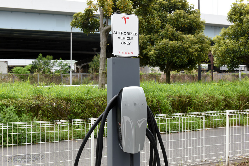 ピット脇には3基の普通充電設備を用意。このほか今夏に超急速充電器「テスラスーパーチャージャー」が複数台設置される予定