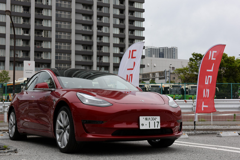 テスラ車専用の駐車スペースも2台分用意される。写真は予約受付を開始している「モデル3」