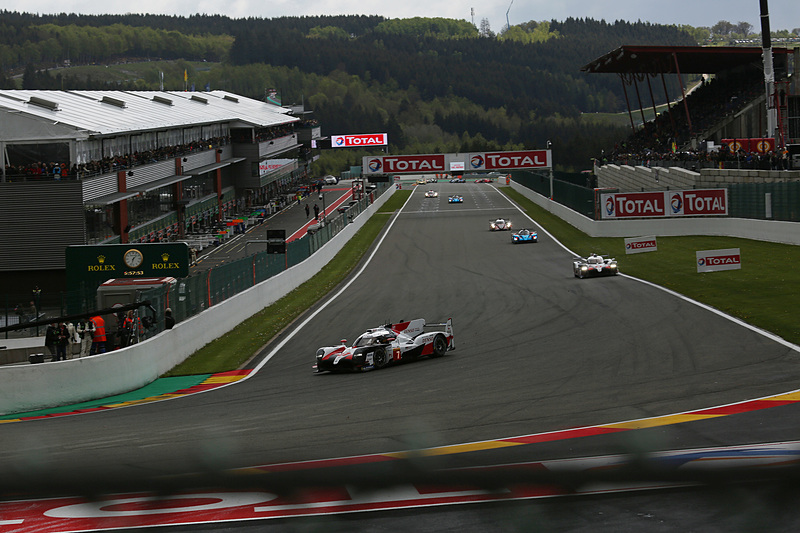 2周目のトップのToyota GAZOO Racing TS050 HYBRID 7号車