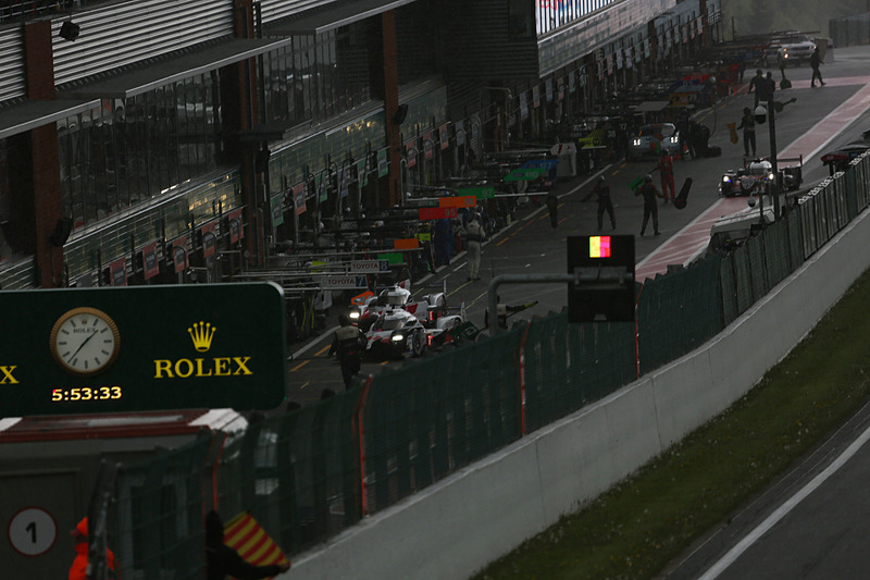 3周目でピットに入り、タイヤ交換するTOYOTA GAZOO Racing