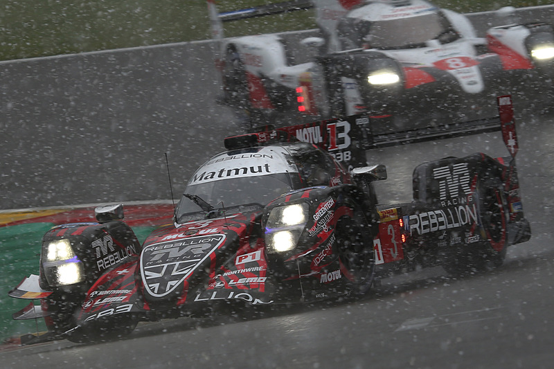 雪のウェット路面を走行する各車