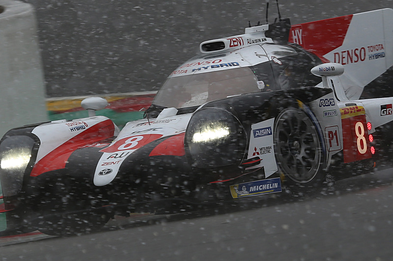 雪のウェット路面を走行する各車