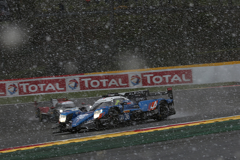 雪のウェット路面を走行する各車