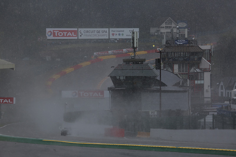 雪のウェット路面を走行する各車