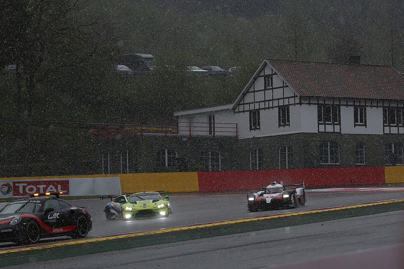 雪のウェット路面を走行する各車