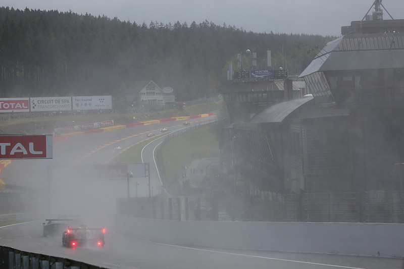 スタートから30分後には雪は止み晴れるが、水蒸気と水しぶきでコースは悪状況