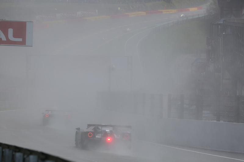 スタートから30分後には雪は止み晴れるが、水蒸気と水しぶきでコースは悪状況