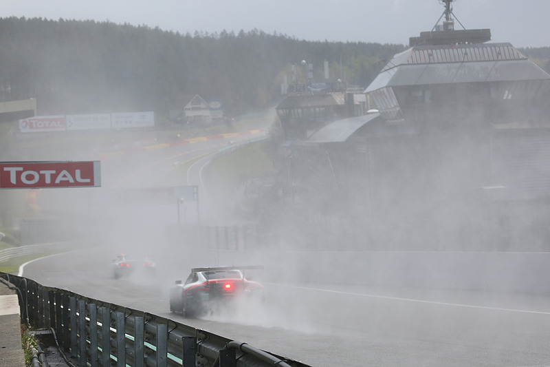スタートから30分後には雪は止み晴れるが、水蒸気と水しぶきでコースは悪状況