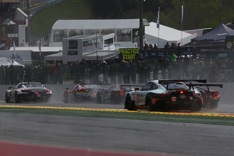 水蒸気と水しぶきの中を走行する各車