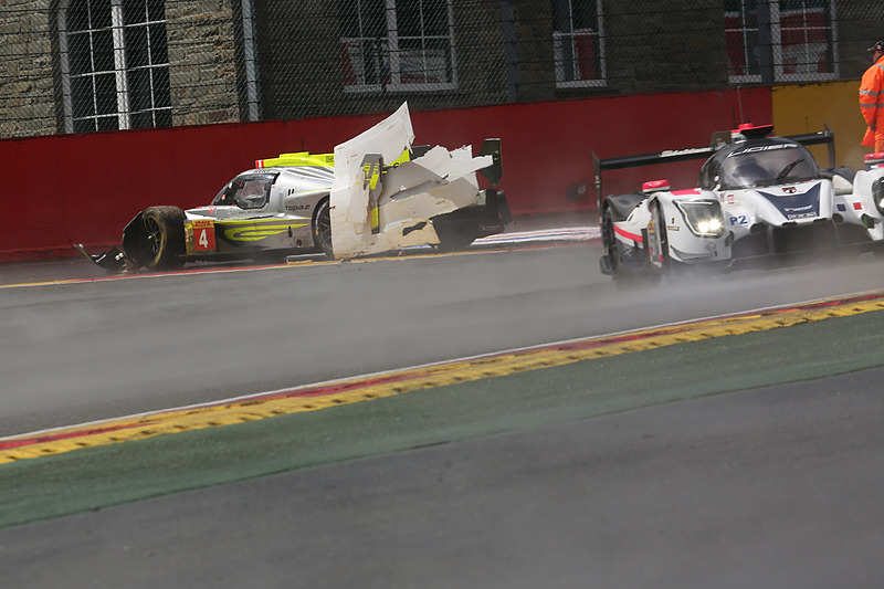 悪路に足下をすくわれ、看板に激突してしまったBYKOLLES RACING TEAMのマシン