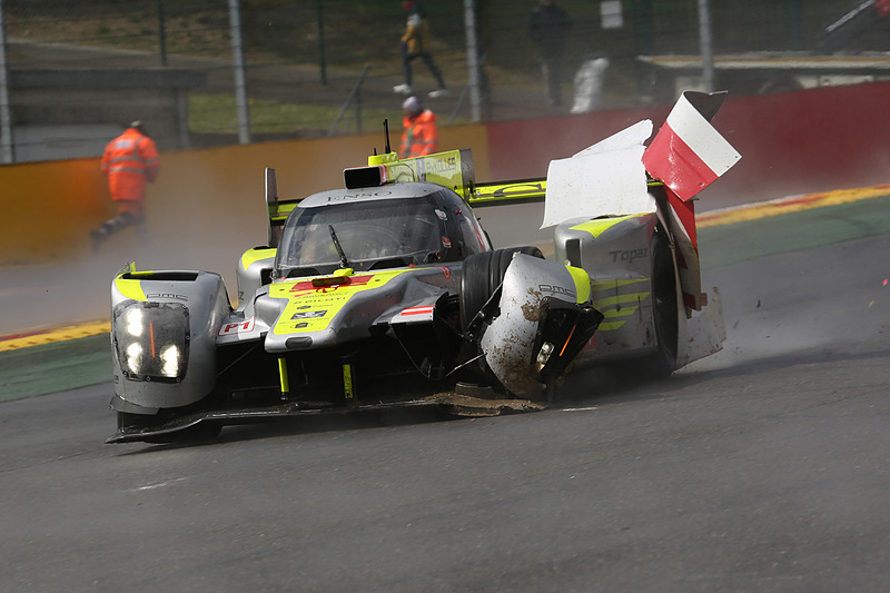 悪路に足下をすくわれ、看板に激突してしまったBYKOLLES RACING TEAMのマシン