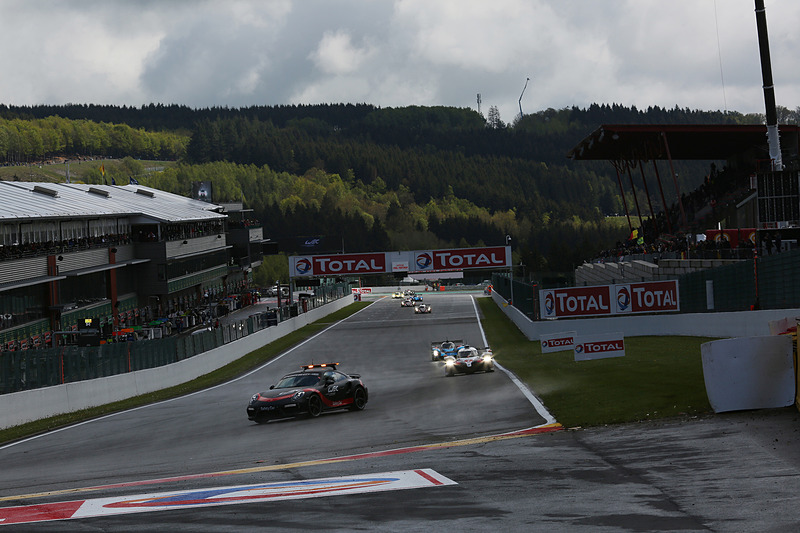 雪が止み、乾きはじめるコースを走行する各車