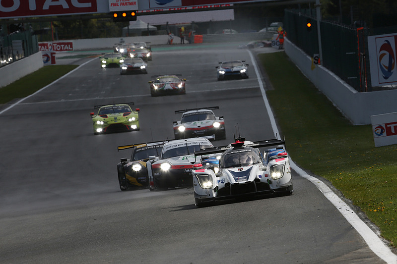 雪が止み、乾きはじめるコースを走行する各車