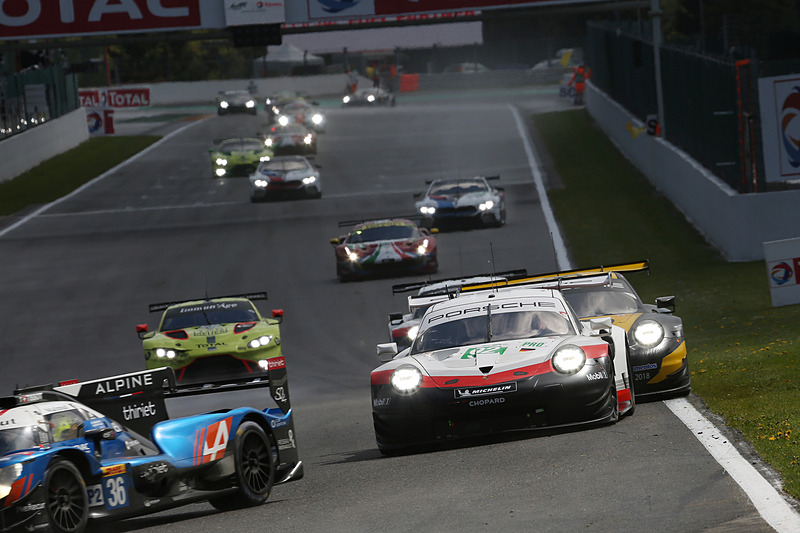 雪が止み、乾きはじめるコースを走行する各車