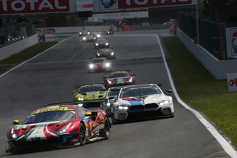 雪が止み、乾きはじめるコースを走行する各車