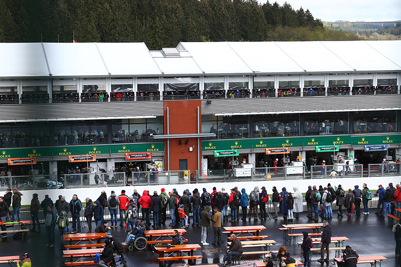 雪が止み、乾きはじめるコースを走行する各車