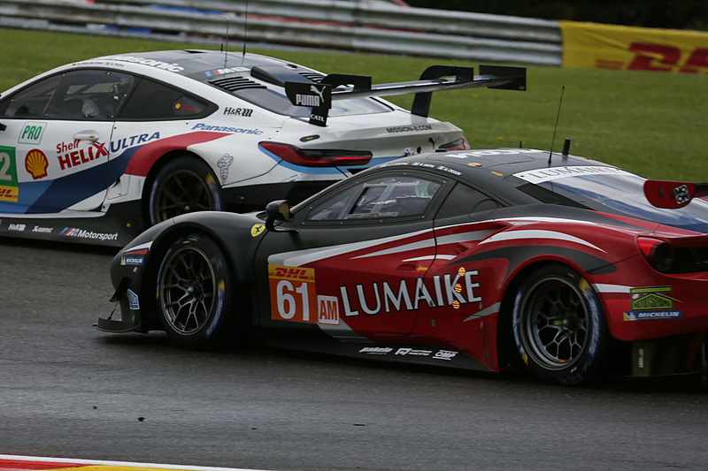 雪が止み、乾きはじめるコースを走行する各車