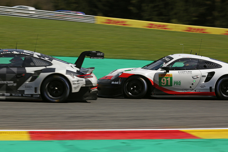 雪が止み、乾きはじめるコースを走行する各車