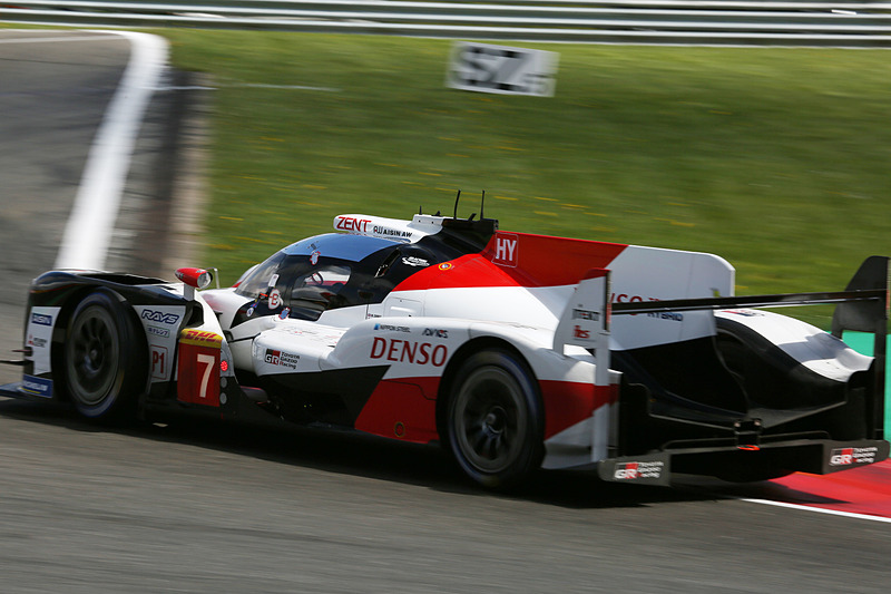 雪が止み、乾きはじめるコースを走行する各車